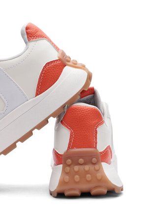 DEPORTIVO BLANCO/NARANJA BULLTERRIER KATE