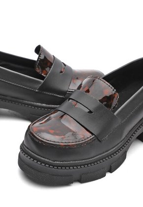 MOCASIN NEGRO CON CHAROL ANIMAL PRINT BULLTERRIER DALIS