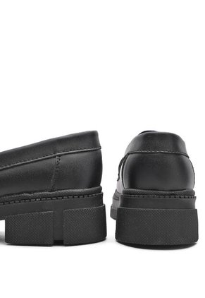 MOCASIN NEGRO CON CHAROL ANIMAL PRINT BULLTERRIER DALIS