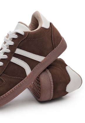 DEPORTIVO CHOCOLATE/BLANCO BULL TERRIER PARIS