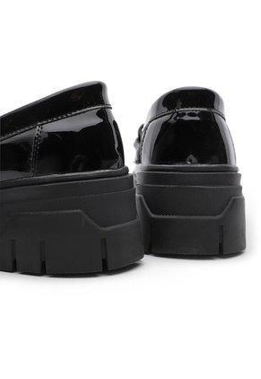 MOCASIN NEGRO CON HERRAJE BULL TERRIER SALOME