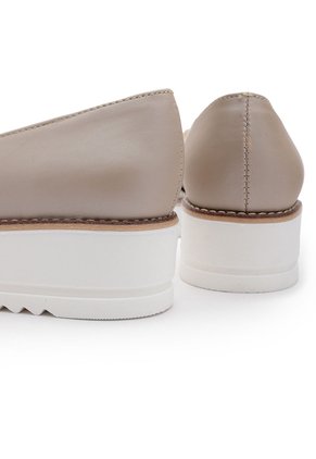 ZAPATO DORADO BULL TERRIER TILLAR