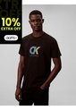 Camiseta Negra Con Estampado Gráfico De Monograma Calvin Klein de Calvin Klein