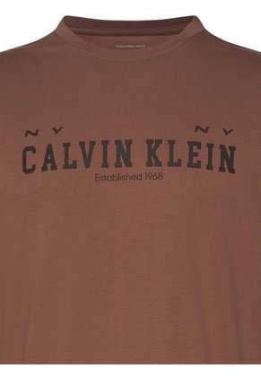 Camiseta Rosa Con Estampado Gráfico De Logo Calvin Klein