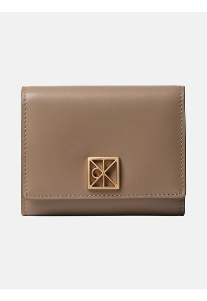 Billetera Beige De Plegado Triple De Cuero Con Logo Monograma Emblemático Calvin Klein