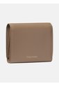 Billetera Beige De Plegado Triple De Cuero Con Logo Monograma Emblemático Calvin Klein de Calvin Klein
