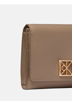 Billetera Beige De Plegado Triple De Cuero Con Logo Monograma Emblemático Calvin Klein