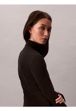 Camiseta Negra Manga Larga Con Cuello Tortuga Calvin Klein