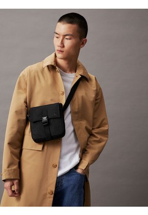 Bolso Negro Reporter Con Solapa Y Broche Calvin Klein