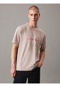 Camiseta Beige Con Monograma Calvin Klein de Calvin Klein
