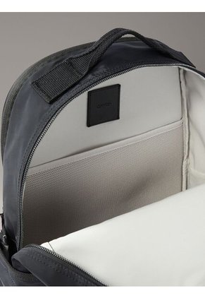 Morral Negro Multifuncional Con Logo Gráfico Calvin Klein