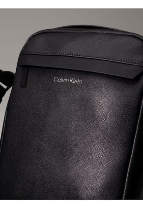 Bolso Negro Essential Reporter Calvin Klein