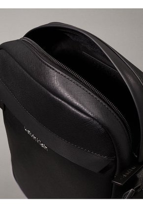 Bolso Negro Essential Reporter Calvin Klein