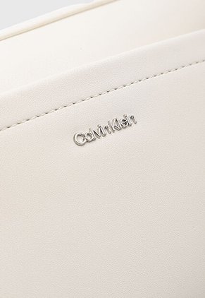 Bolso Calvin Klein Marfil