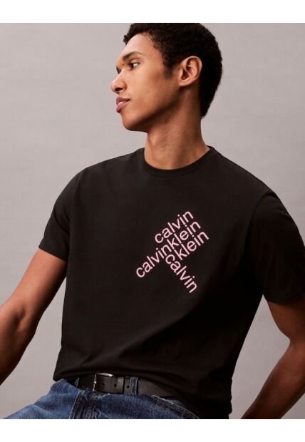 Camiseta Negra Con Logotipo Apilado Calvin Klein