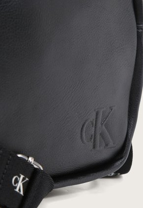 Bolso Manos Libres Negro Calvin Klein