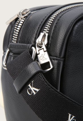 Bolso Manos Libres Negro Calvin Klein