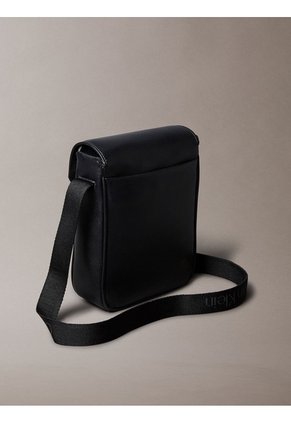 Bolso Negro Cargo Reporter Con Cierre De Solapa Calvin Klein