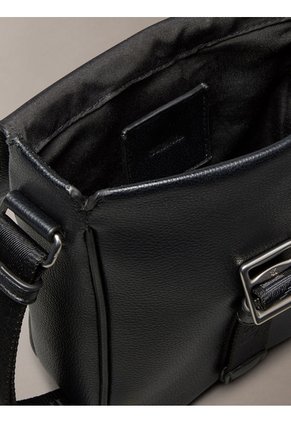 Bolso Negro Cargo Reporter Con Cierre De Solapa Calvin Klein