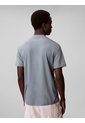 Camiseta Gris Con Emblema En Relieve Calvin Klein de Calvin Klein