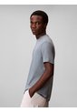Camiseta Gris Con Emblema En Relieve Calvin Klein de Calvin Klein