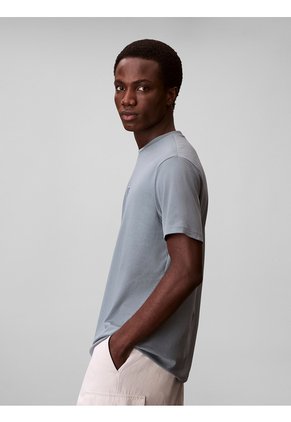 Camiseta Gris Con Emblema En Relieve Calvin Klein