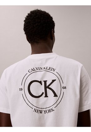 Camiseta Blanca Con Estampado Gráfico Calvin Klein
