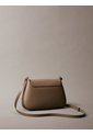 Bolso Beige Cruzado Mediano Con Solapa Calvin Klein de Calvin Klein