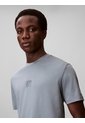 Camiseta Gris Con Emblema En Relieve Calvin Klein de Calvin Klein