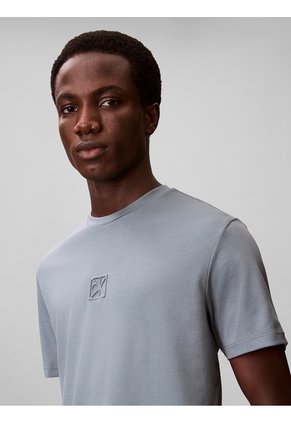 Camiseta Gris Con Emblema En Relieve Calvin Klein