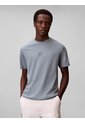 Camiseta Gris Con Emblema En Relieve Calvin Klein de Calvin Klein