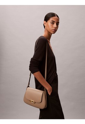 Bolso Beige Cruzado Mediano Con Solapa Calvin Klein