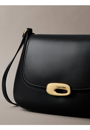 Bolso Negro Cruzado Mediano Con Solapa Calvin Klein