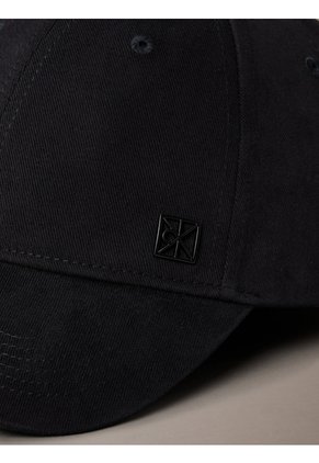 Gorra Negra De Béisbol Con Aplique Metálico De Logo Calvin Klein