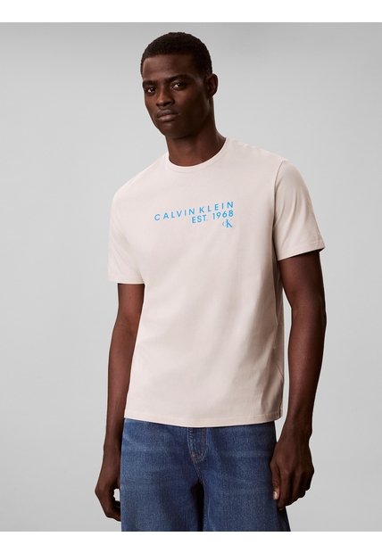 Camiseta Beige Con Gráfico De Logo Calvin Klein