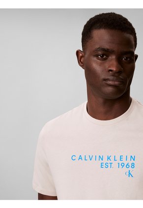 Camiseta Beige Con Gráfico De Logo Calvin Klein