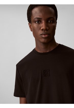 Camiseta Negra Con Emblema En Relieve Calvin Klein