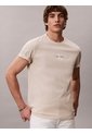 Camiseta Beige Con Gráfico Estampado Micro Monologo Calvin Klein de Calvin Klein