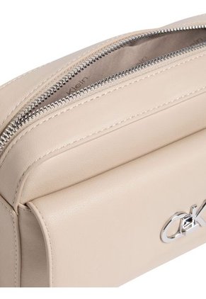 Bolso Beige Cruzado Con Logo Calvin Klein