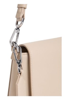 Bolso Beige De Hombro Convertible Calvin Klein