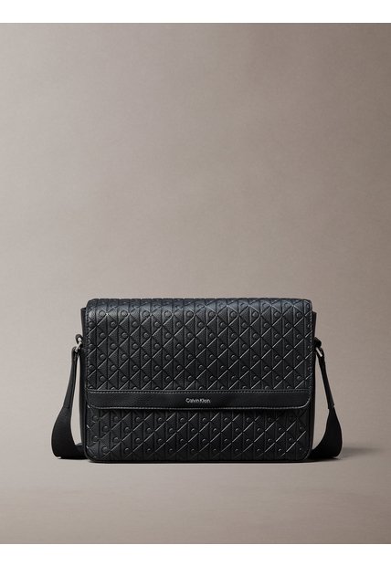Bolso Negro Mensajero Con Solapa Y Textura De Emblema Calvin Klein