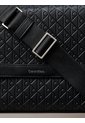 Bolso Negro Mensajero Con Solapa Y Textura De Emblema Calvin Klein de Calvin Klein