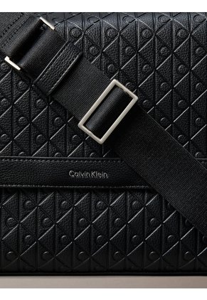 Bolso Negro Mensajero Con Solapa Y Textura De Emblema Calvin Klein