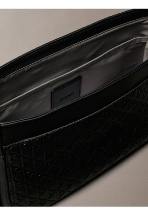 Bolso Negro Mensajero Con Solapa Y Textura De Emblema Calvin Klein