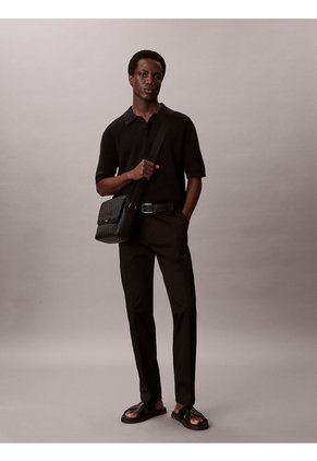 Bolso Negro Mensajero Con Solapa Y Textura De Emblema Calvin Klein