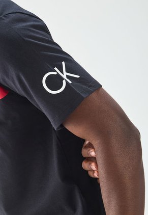 Camiseta Negro-Blanco-Rojo Calvin Klein