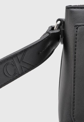 Bolso Manos Libres Negro Calvin Klein