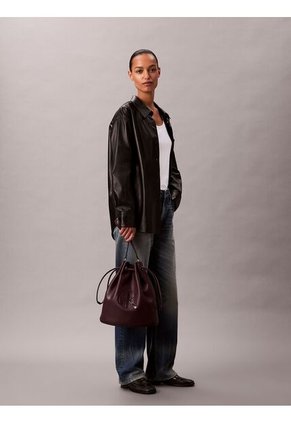 Bolso Marrón Saco Con Logo Monograma Grabado Calvin Klein