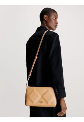 Bolso Beige De Hombro Clutch Acolchado Calvin Klein