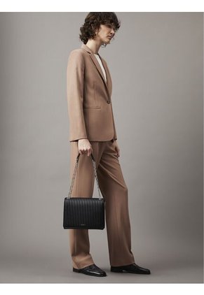 Bolso Negro Con Solapa Acolchado Calvin Klein